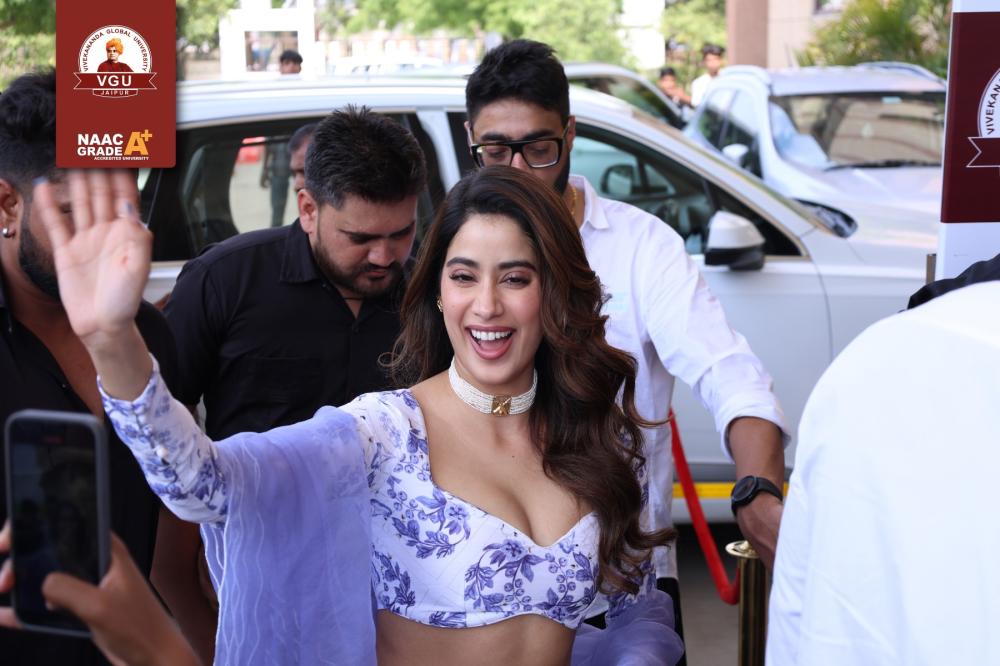 janhvi-kapoor-was-here-at-vivekananda-global-university-more-than-1000-enthusiastic-students-made-it-an-unforgettable-experience